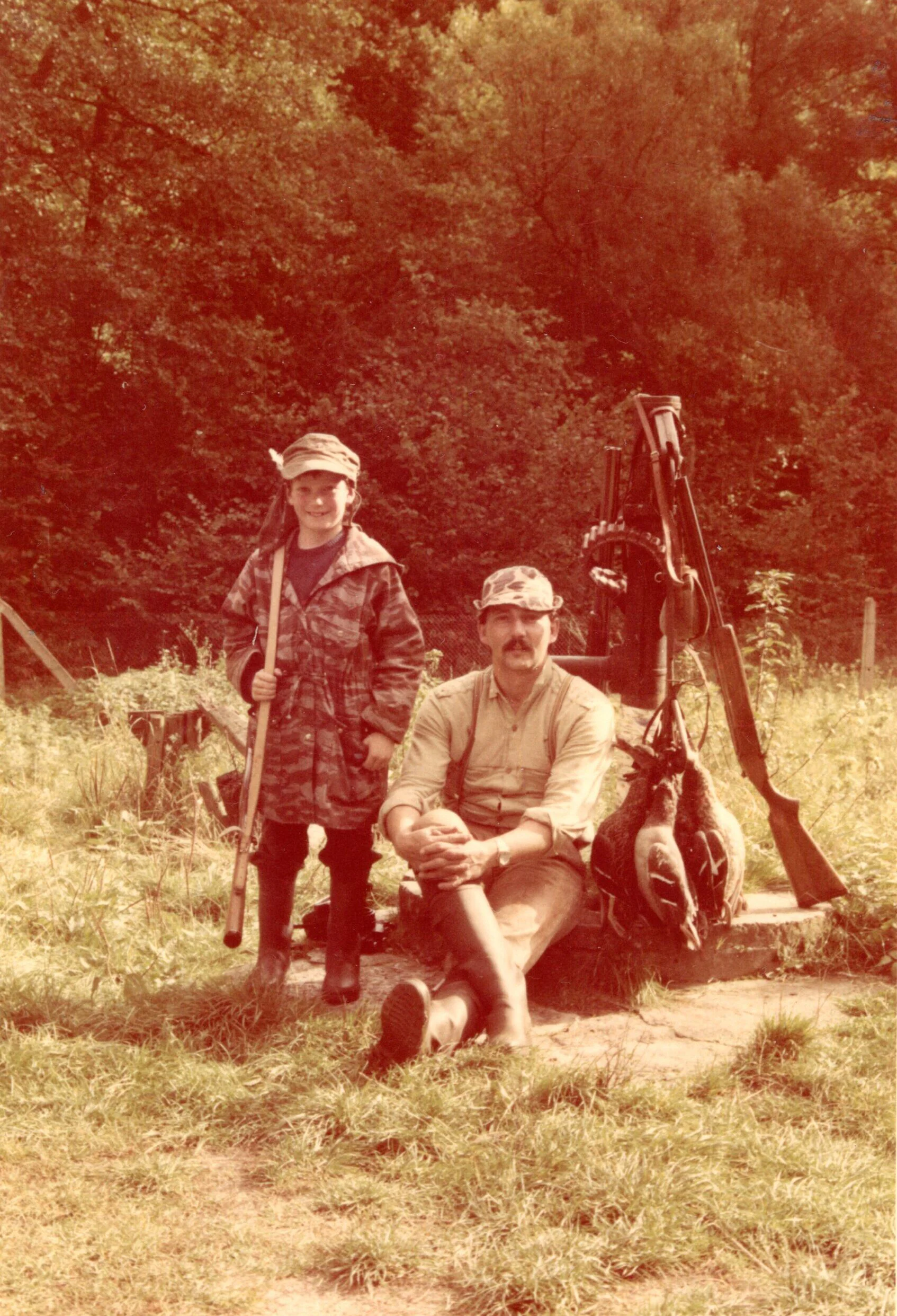Hubert w młodości podczas polowania z ojcem